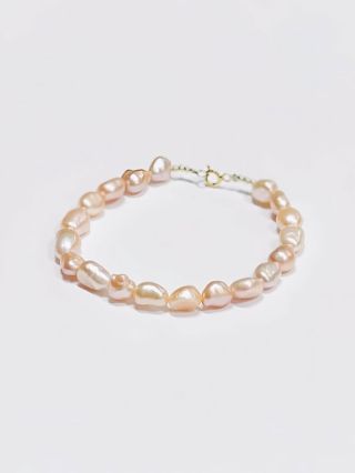 Náramek s růžovými říčními perlami, pozlaceným zapínáním a zlatými korálky z nerezové oceli. ✨