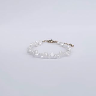 Perlový náramek White Maya 🤍✨ Náramek s bílými říčními perlami, pozlaceným zapínáním z nerezové oceli a zlatými korálky z...